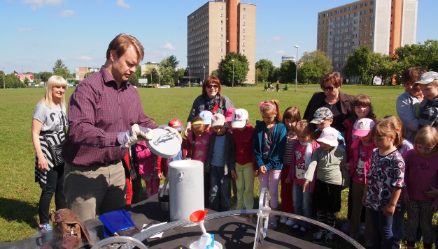 Vegard Stornes Farstad from SRD presents the Möbius Maglev Train for a group of schoolchildren at the science fair by Bialystok Technical University